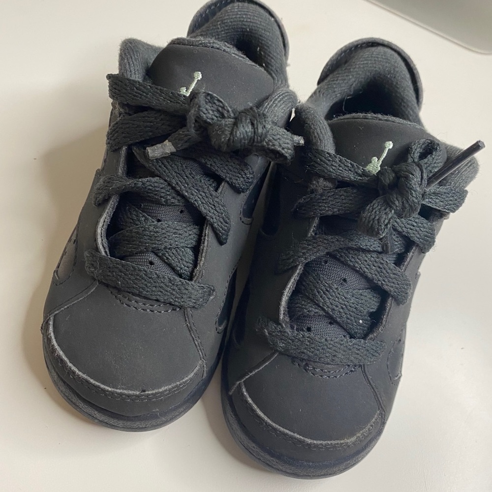 Toddler retro Jordan sneakers